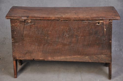 SMALL 17TH CENTURY OAK PLANK COFFER - ADDITIONAL PHOTO 6