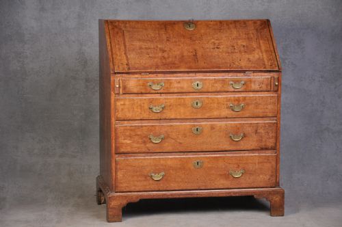 EARLY 18TH CENTURY OAK BUREAU - ADDITIONAL PHOTO 1