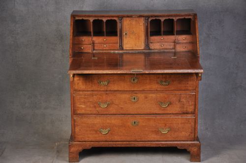 EARLY 18TH CENTURY OAK BUREAU - ADDITIONAL PHOTO 2