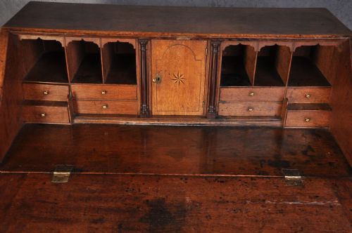 EARLY 18TH CENTURY OAK BUREAU - ADDITIONAL PHOTO 4