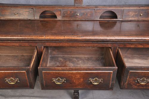 EARLY 18TH CENTURY OAK DRESSER - ADDITIONAL PHOTO 5