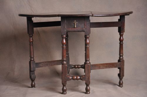 SMALL 17TH CENTURY OAK GATELEG TABLE - ADDITIONAL PHOTO 11