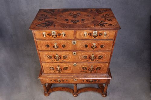 17TH CENTURY MARQUETRY CHEST ON STAND - ADDITIONAL PHOTO 2