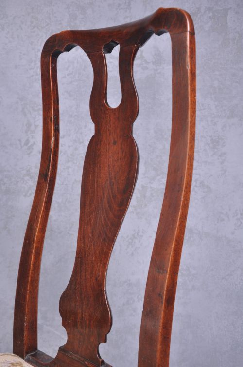 A PAIR OF EARLY 18TH CENTURY WALNUT SIDE CHAIRS - ADDITIONAL PHOTO 2
