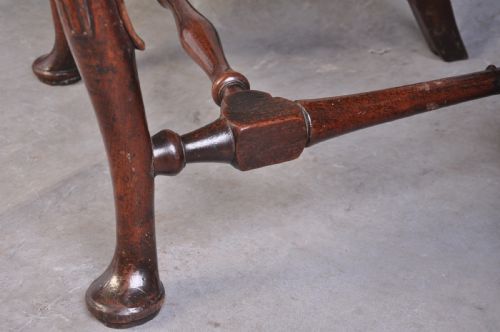 A PAIR OF EARLY 18TH CENTURY WALNUT SIDE CHAIRS - ADDITIONAL PHOTO 4