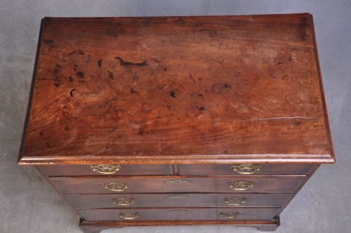 SMALL 18TH CENTURY MAHOGANY CHEST OF DRAWERS - ADDITIONAL PHOTO 1