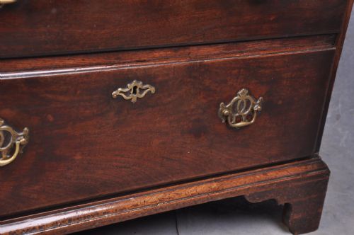 SMALL 18TH CENTURY MAHOGANY CHEST OF DRAWERS - ADDITIONAL PHOTO 3