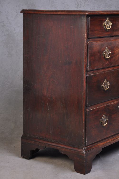 SMALL 18TH CENTURY MAHOGANY CHEST OF DRAWERS - ADDITIONAL PHOTO 5