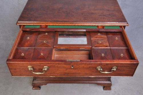 18TH CENTURY MAHOGANY DRESSING CHEST WITH FITTED DRAWER - ADDITIONAL PHOTO 3