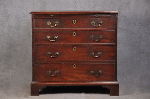 18th century mahogany chest of drawers - CATEGORY: ANTIQUE CHEST OF DRAWERS - DATED 18TH CENTURY