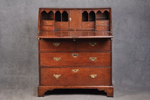 EARLY 18TH CENTURY OAK BUREAU - ADDITIONAL PHOTO 1