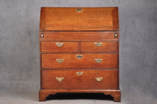 EARLY 18TH CENTURY OAK BUREAU - ADDITIONAL PHOTO 2