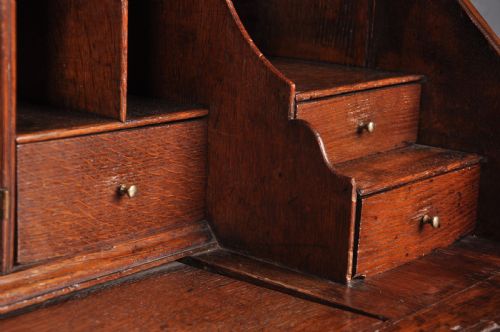 EARLY 18TH CENTURY OAK BUREAU - ADDITIONAL PHOTO 5