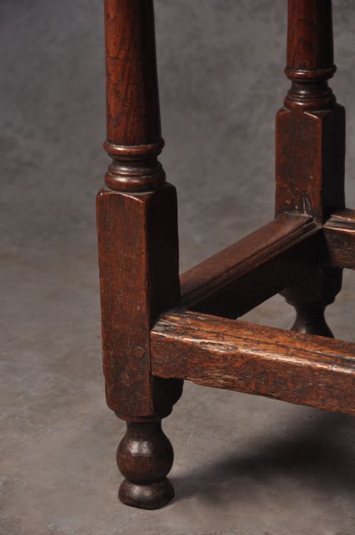 17TH CENTURY FIGURED OAK GATELEG TABLE - ADDITIONAL PHOTO 5