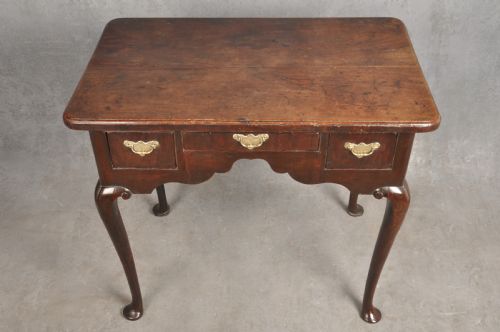 FINE EARLY 18TH CENTURY MAHOGANY LOWBOY - ADDITIONAL PHOTO 1