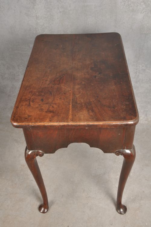 FINE EARLY 18TH CENTURY MAHOGANY LOWBOY - ADDITIONAL PHOTO 3