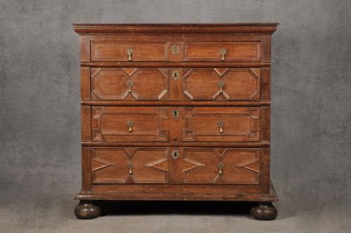 17th century oak chest of drawers - CATEGORY: ANTIQUE CHEST OF DRAWERS - DATED 17TH CENTURY