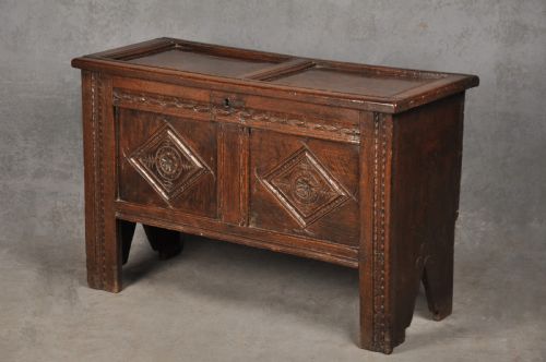SMALL 17TH CENTURY COFFER - ADDITIONAL PHOTO 1