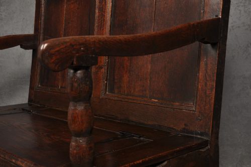 17TH CENTURY OAK BOX SETTLE - ADDITIONAL PHOTO 1