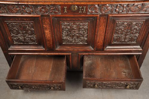 17TH CENTURY OAK COFFER - ADDITIONAL PHOTO 4