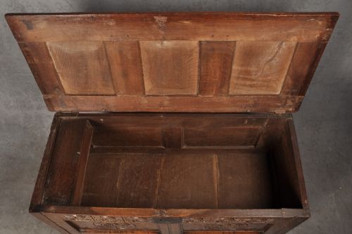 SMALL 17TH CENTURY OAK COFFER - ADDITIONAL PHOTO 6