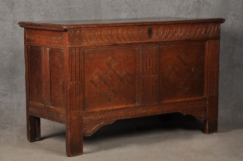 SMALL EARLY 17TH CENTURY OAK COFFER - ADDITIONAL PHOTO 1