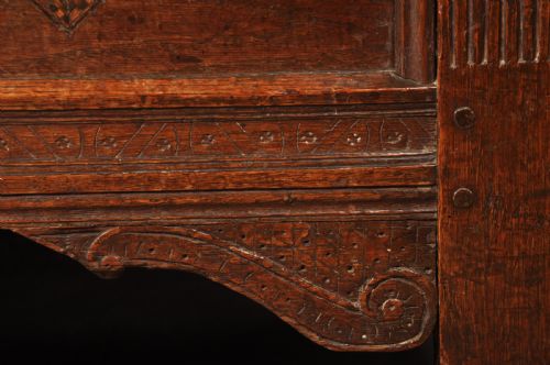 SMALL EARLY 17TH CENTURY OAK COFFER - ADDITIONAL PHOTO 5