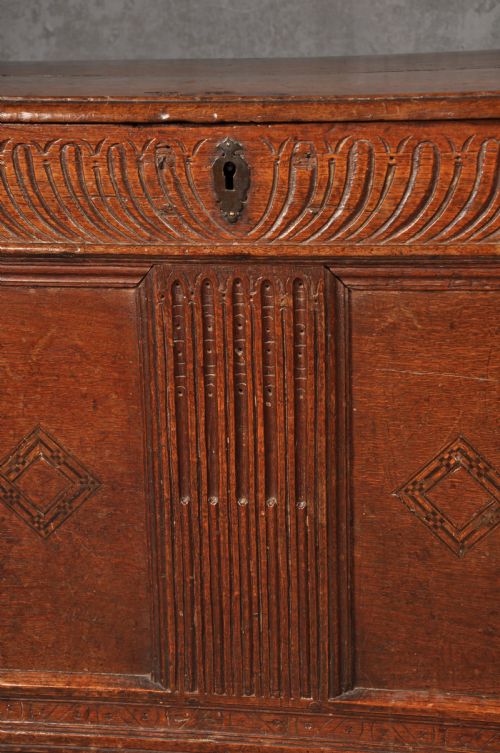 SMALL EARLY 17TH CENTURY OAK COFFER - ADDITIONAL PHOTO 6