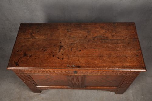 SMALL EARLY 17TH CENTURY OAK COFFER - ADDITIONAL PHOTO 7
