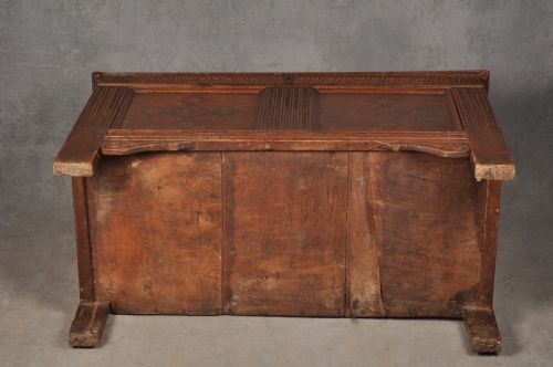 SMALL EARLY 17TH CENTURY OAK COFFER - ADDITIONAL PHOTO 10