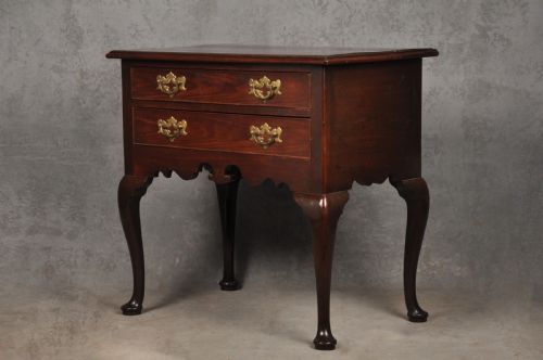 FINE MID 18TH CENTURY MAHOGANY LOWBOY - ADDITIONAL PHOTO 1