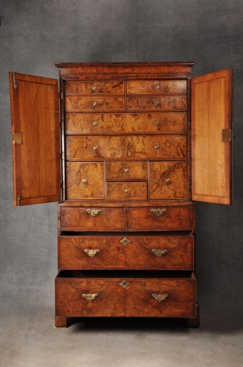 FINE EARLY 18TH CENTURY WALNUT CABINET ON CHEST - ADDITIONAL PHOTO 1