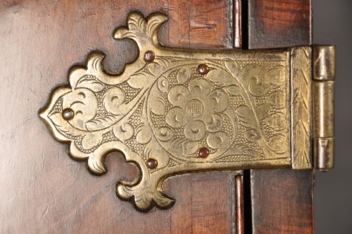 FINE EARLY 18TH CENTURY WALNUT CABINET ON CHEST - ADDITIONAL PHOTO 3