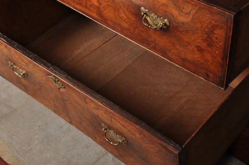 FINE EARLY 18TH CENTURY WALNUT CABINET ON CHEST - ADDITIONAL PHOTO 13