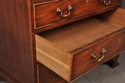 SMALL 18TH CENTURY MAHOGANY CHEST OF DRAWERS - ADDITIONAL PHOTO 3