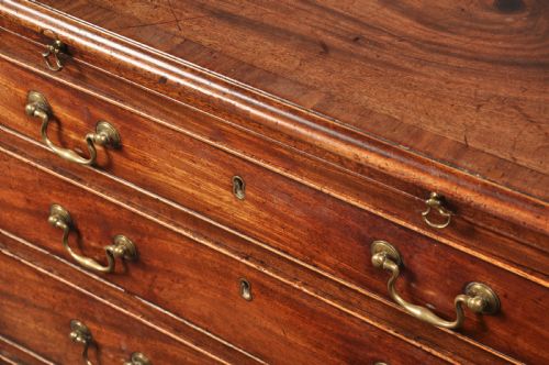 SMALL 18TH CENTURY MAHOGANY CHEST OF DRAWERS - ADDITIONAL PHOTO 5