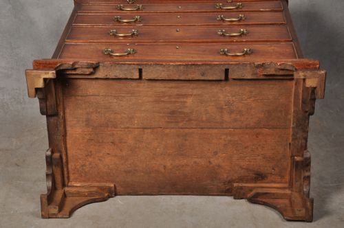 SMALL 18TH CENTURY MAHOGANY CHEST OF DRAWERS - ADDITIONAL PHOTO 9