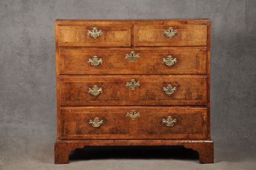 early 18th century walnut chest of drawers - CATEGORY: ANTIQUE CHEST OF DRAWERS - DATED 18TH CENTURY