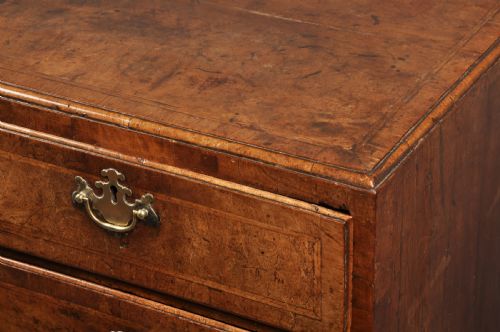 EARLY 18TH CENTURY WALNUT CHEST OF DRAWERS - ADDITIONAL PHOTO 3