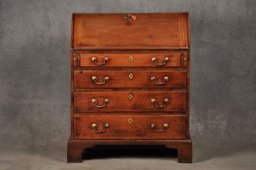 18TH CENTURY MAHOGANY BUREAU OF SMALL PROPORTIONS - ADDITIONAL PHOTO 1