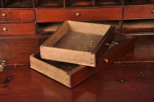 18TH CENTURY MAHOGANY BUREAU OF SMALL PROPORTIONS - ADDITIONAL PHOTO 5