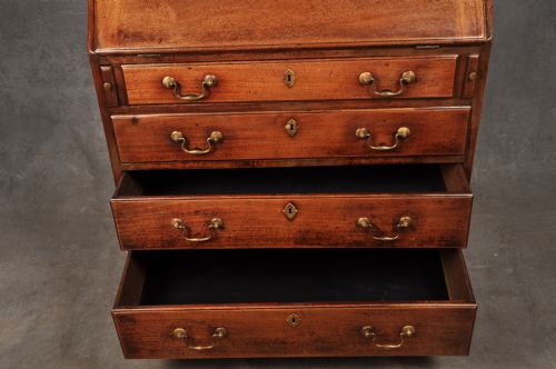 18TH CENTURY MAHOGANY BUREAU OF SMALL PROPORTIONS - ADDITIONAL PHOTO 7