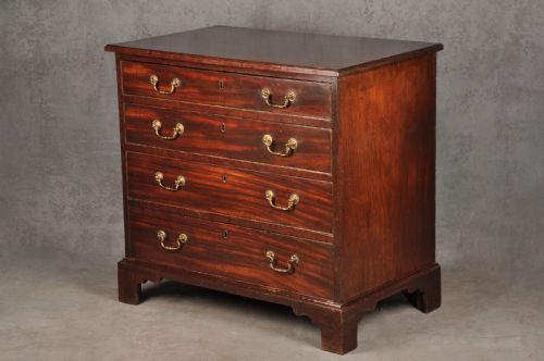 SMALL 18TH CENTURY MAHOGANY CHEST OF DRAWERS - ADDITIONAL PHOTO 2