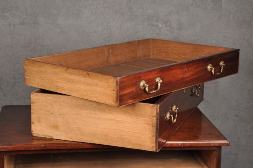 SMALL 18TH CENTURY MAHOGANY CHEST OF DRAWERS - ADDITIONAL PHOTO 7