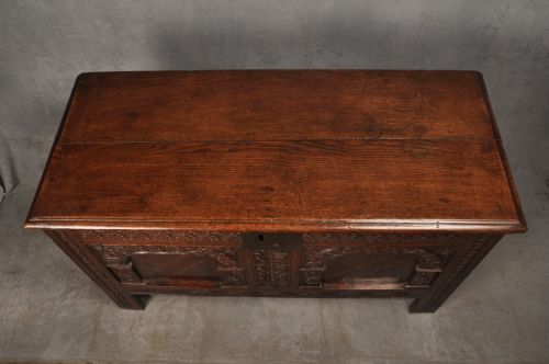 EARLY 17TH CENTURY OAK COFFER - ADDITIONAL PHOTO 3