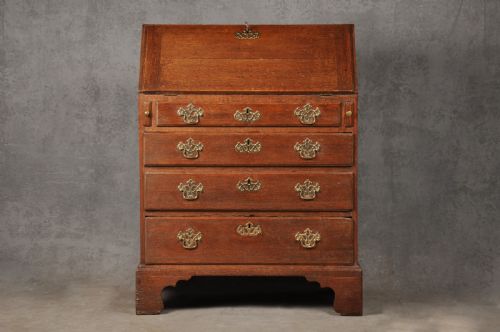SMALL 18TH CENTURY OAK BUREAU - ADDITIONAL PHOTO 1