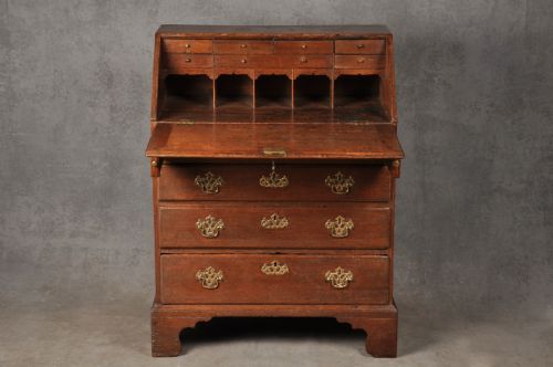 SMALL 18TH CENTURY OAK BUREAU - ADDITIONAL PHOTO 5
