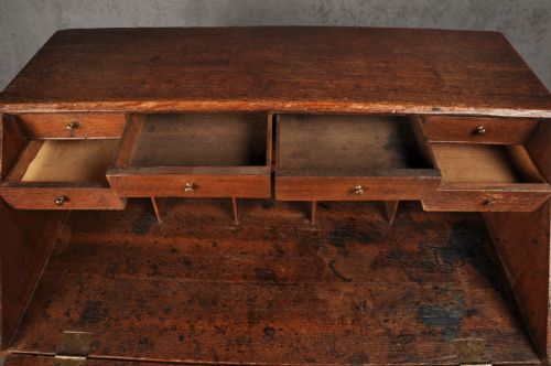 SMALL 18TH CENTURY OAK BUREAU - ADDITIONAL PHOTO 8