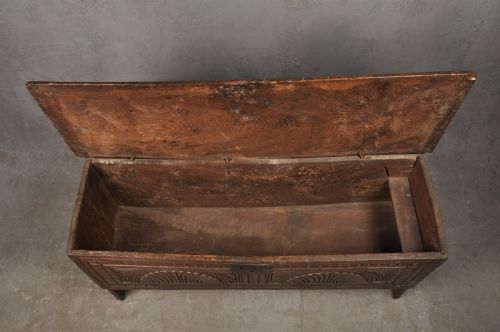 SMALL EARLY 17TH CENTURY OAK COFFER - ADDITIONAL PHOTO 3