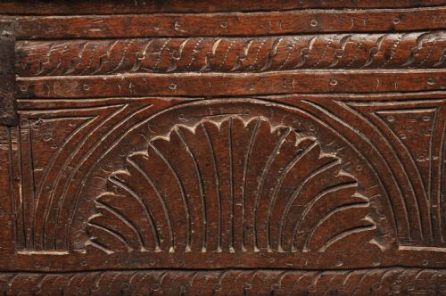 SMALL EARLY 17TH CENTURY OAK COFFER - ADDITIONAL PHOTO 5